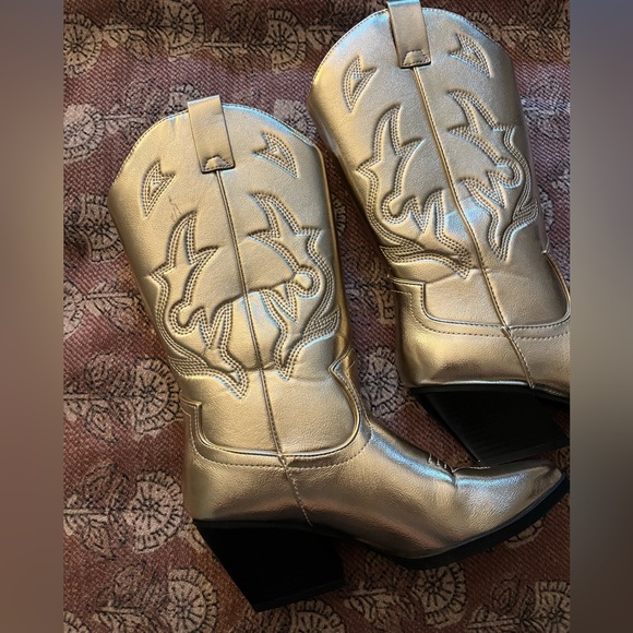 Soda Gold Cowboy Boots - Picture 2 of 3